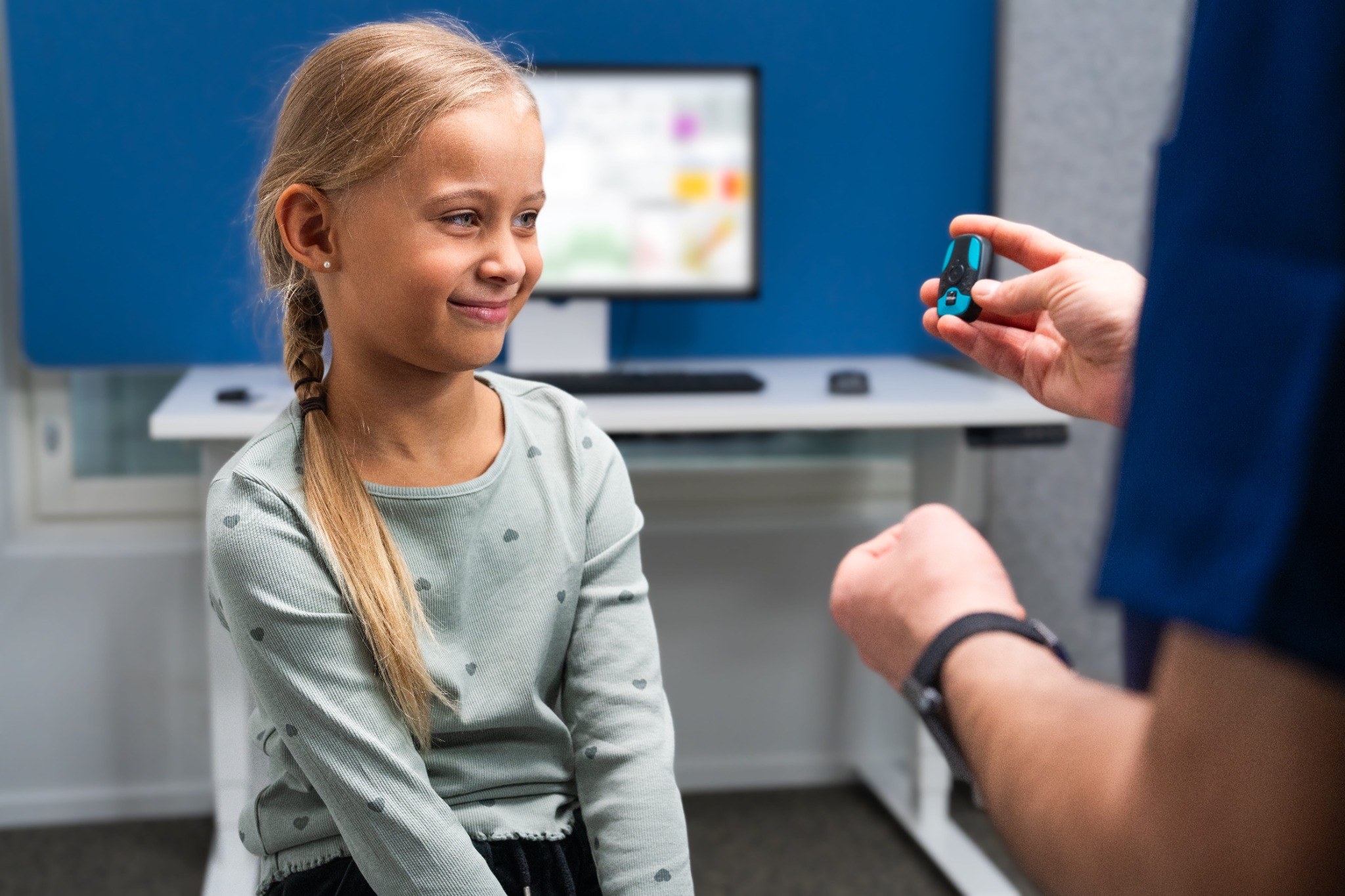 Présentation d’un Holter Bittium Faros 180L à une enfant en consultation