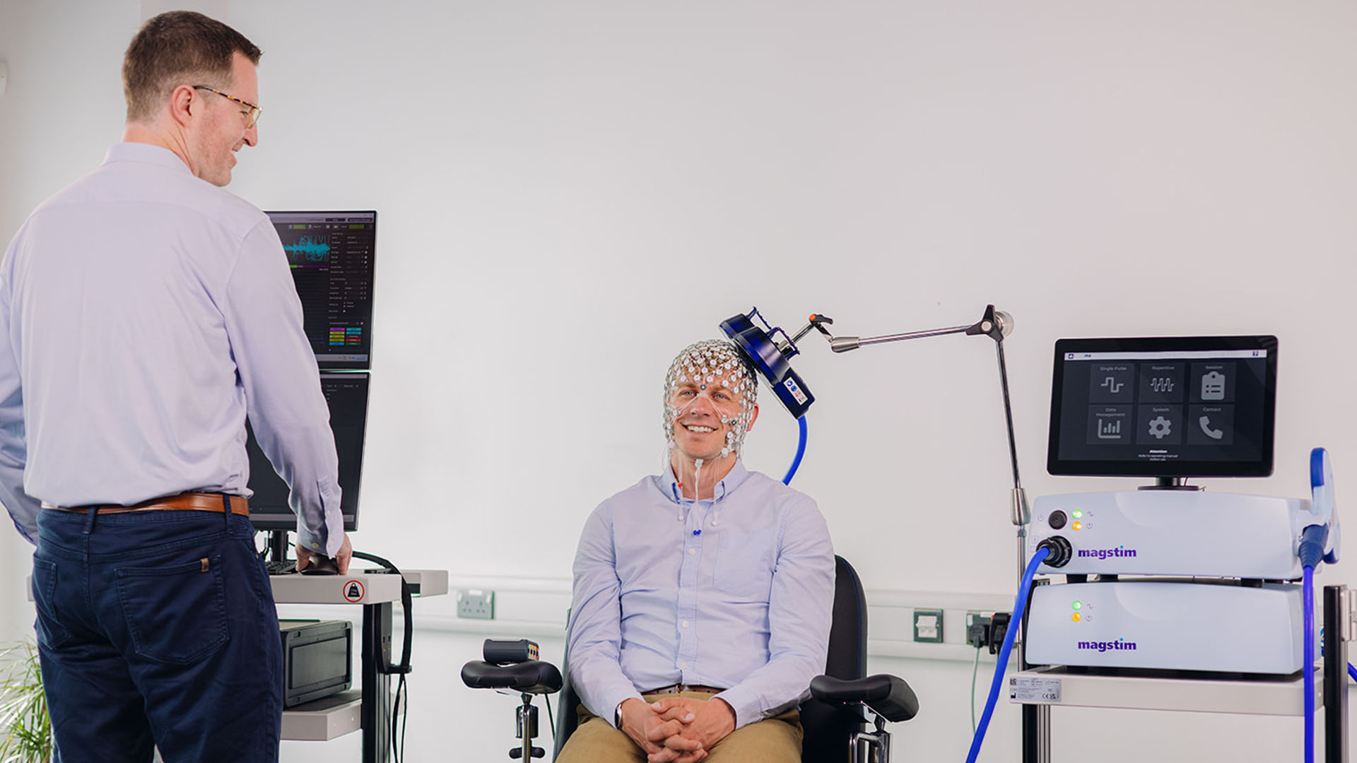 Participant équipé d’un filet EEG EGI et d’une bobine TMS Magstim pour une acquisition couplée
